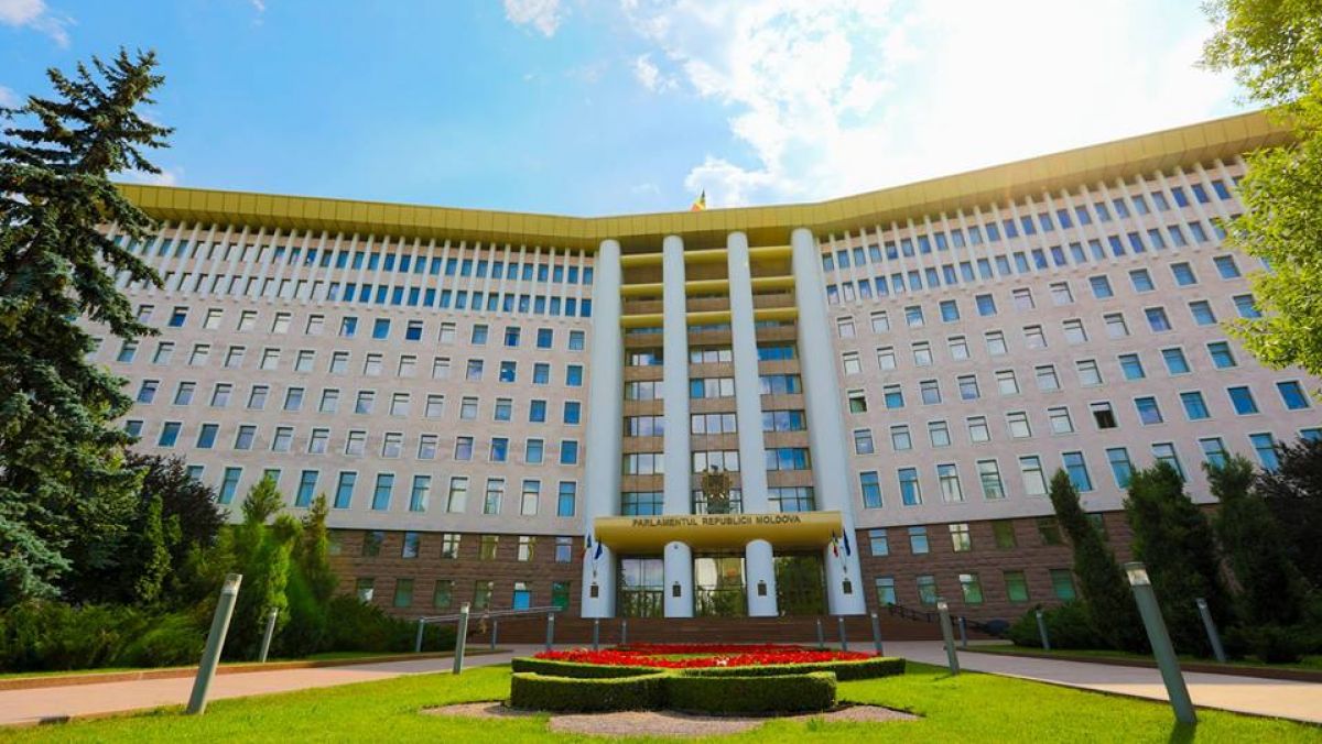 Autodizolvarea Parlamentului - o cale mai scurtă spre anticipate? Precedentul din istoria politică a R. Moldova și practica internațională