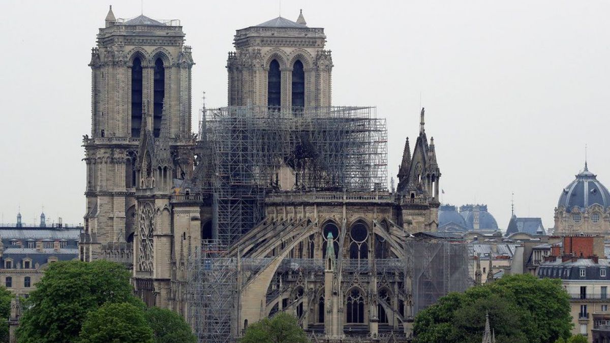 Autoritățile franceze, acuzate de neglijență: Peste Paris ar fi fost dispersate 400 de tone de plumb după incendiul de la catedrală