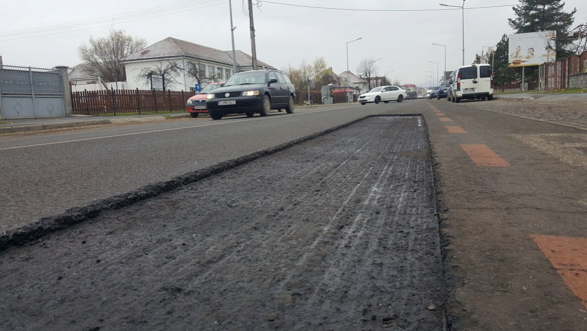 Autoritățile „repară” drumurile din capitală fără asfalt. Furnizorii au stopat livrările