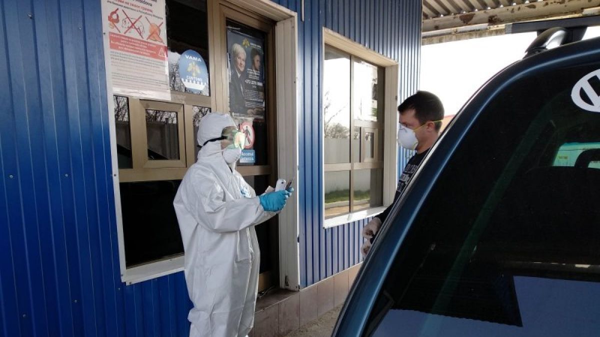 Autoritățile se gândesc să le permită moldovenilor care intră în țară să nu mai stea în carantină timp de două săptămâni