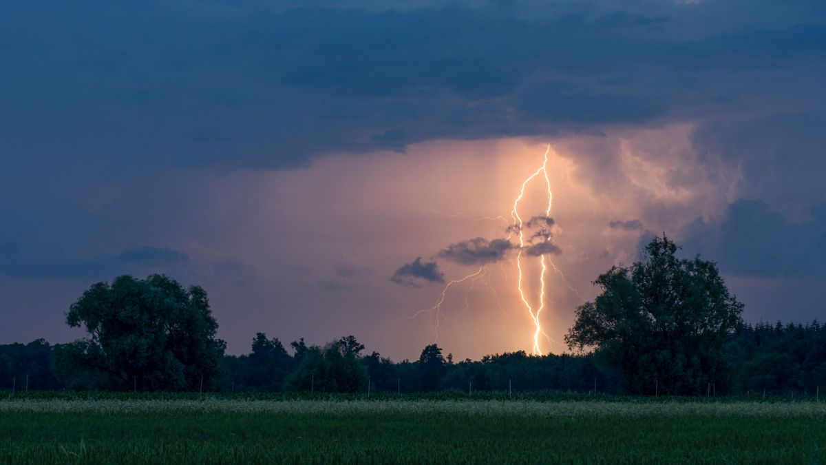 Averse cu descărcări electrice și temperaturi maxime de 35 de grade Celsius: Cum va fi vremea pe parcursul săptămânii