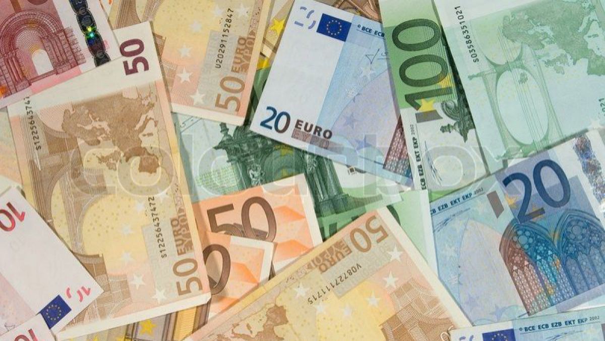 Avocată, reținută pentru că a primit 3 000 de euro sub pretextul că ar putea influența un procuror și un judecător