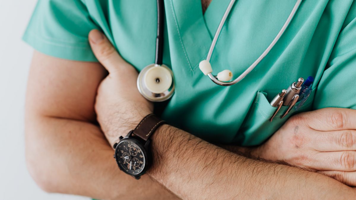 Avocatul Poporului îndeamnă deputații să nu adopte proiectul care permite rechemarea medicilor la muncă fără acordul lor în scris