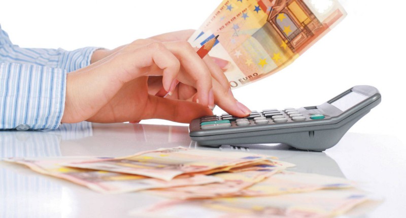 Băncile au redus semnificativ cursul de vânzare pentru euro și dolar