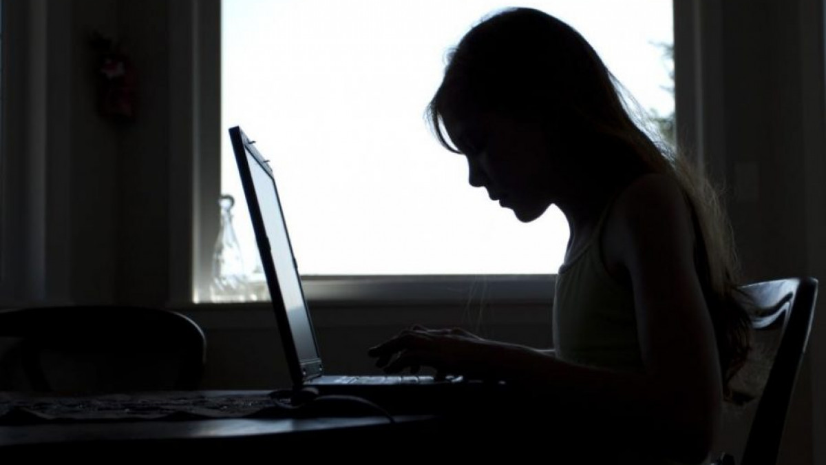 Bărbat, condamnat la 11 ani închisoare pentru exploatarea sexuală, pe internet, a unei adolescente de 15 ani