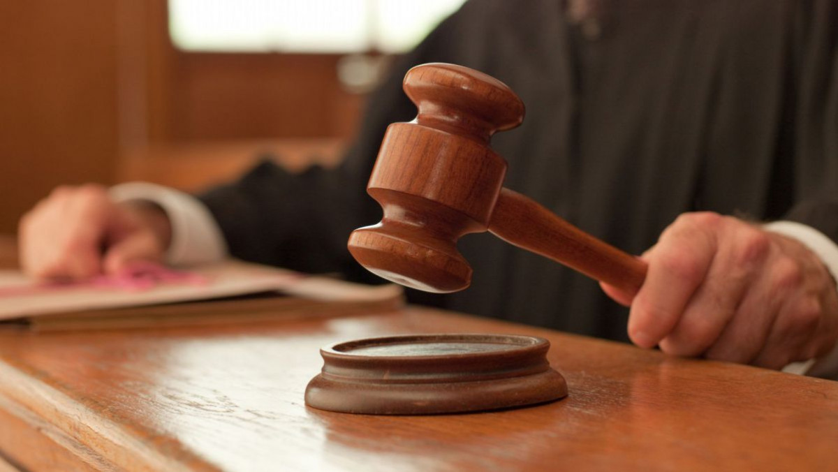 Bărbatul care și-ar fi aruncat de la etaj copilul de trei luni va sta după gratii. Află decizia magistraților