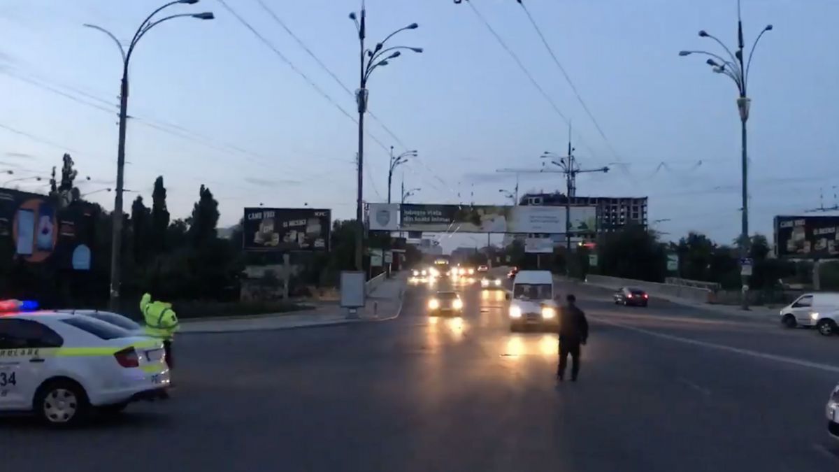 VIDEO. Bd. Ștefan cel Mare, închis de la Ciuflea la Mihai Viteazul. Aseară, poliția oprea șoferii care voiau să circule pe bd. Grigore Vieru