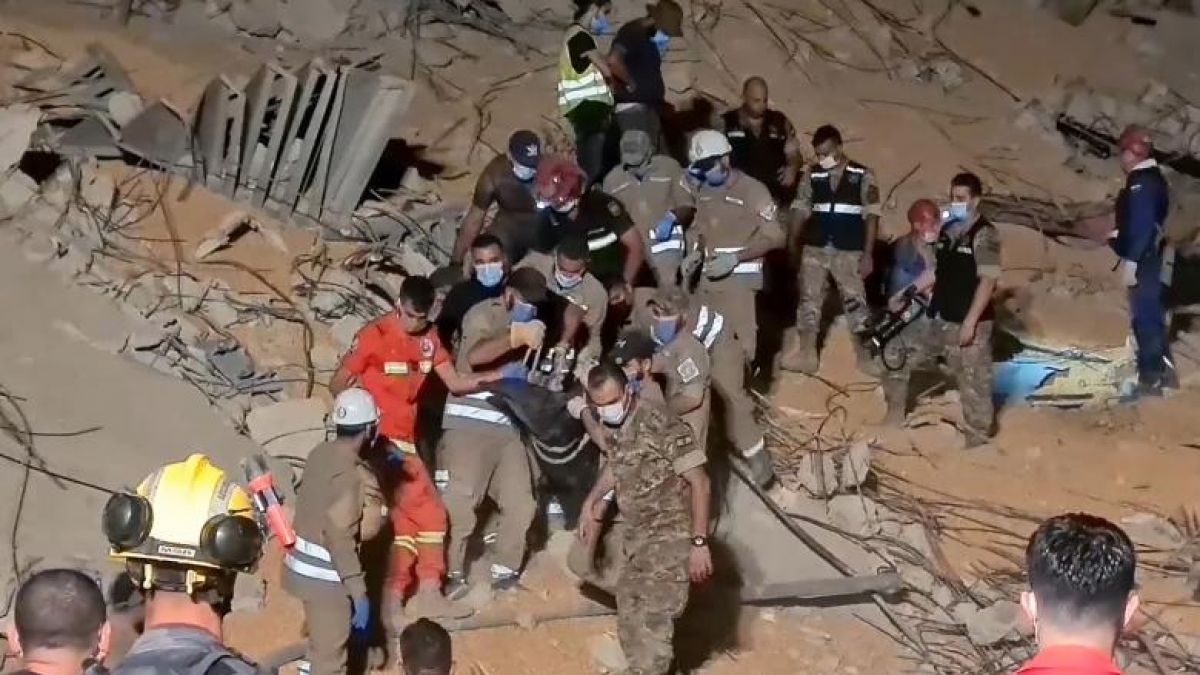 Beirut: Un bărbat, găsit în viață după ce a stat mai bine de 15 ore sub dărâmături