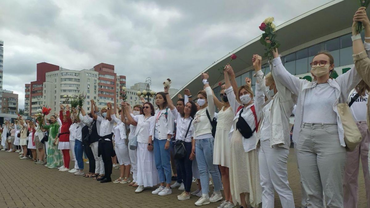 Belarus: Circa 250 de femei îmbrăcate în alb au format un lanț, în Minsk. Acestea stau în tăcere, cu flori în mâini