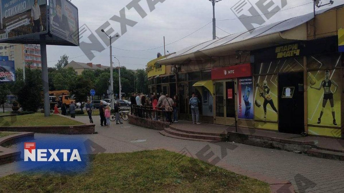 Belarus: Dolarul și euro cresc. Oamenii stau la coadă la schimburile valutare