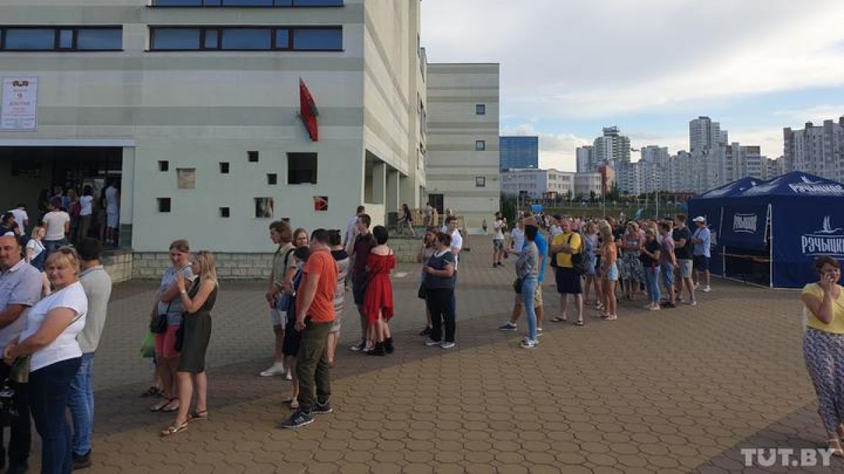 Belarus: Diaspora scandează „Lukașenko, pleacă”, Minsk e plin de poliție, iar exit-poll-ul național arată o victorie zdrobitoare a actualului președinte (FOTO, VIDEO)