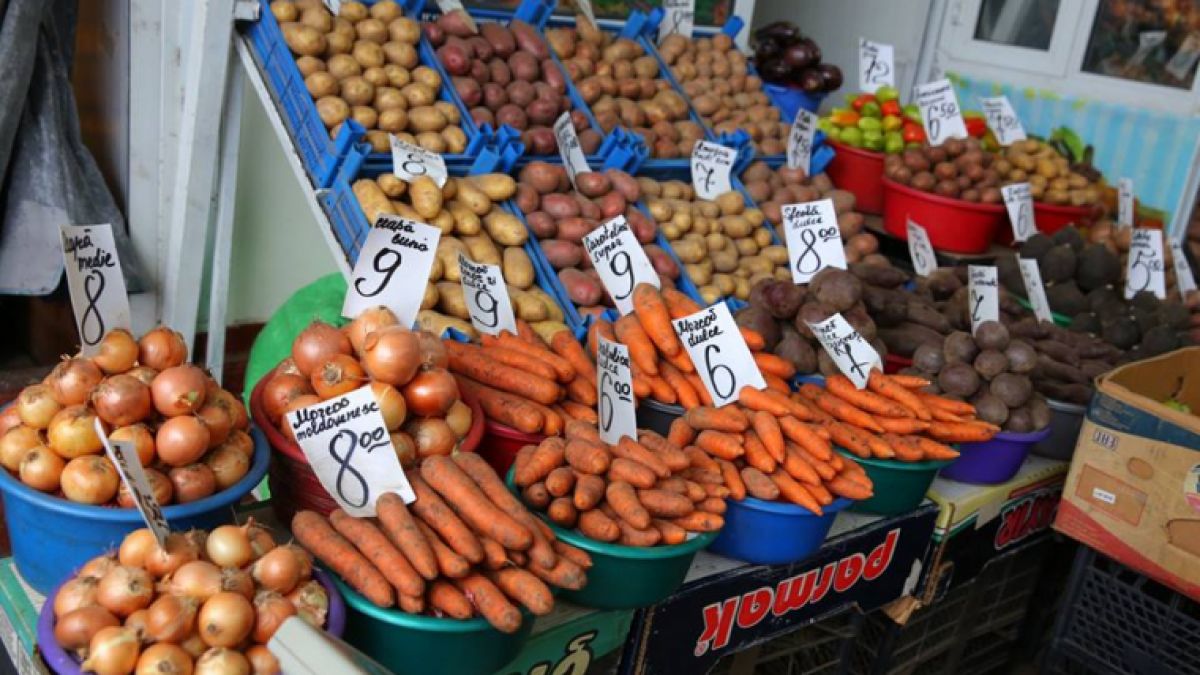 BNS: Fructele exotice s-au scumpit, iar legumele proaspete s-au ieftinit. Cum au evoluat prețurile la produsele de consum în luna mai