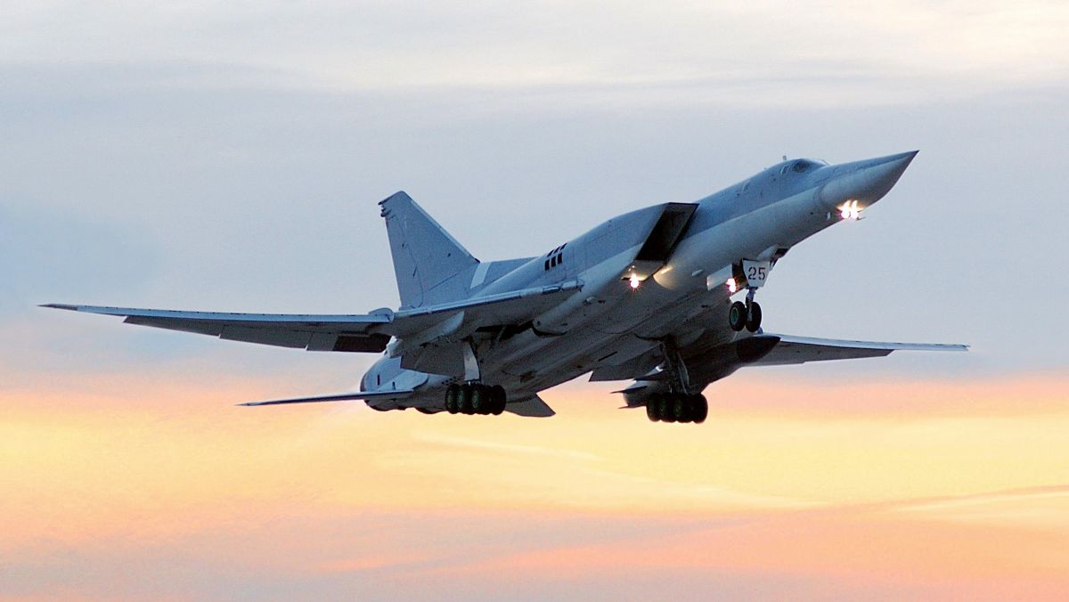 Bombardiere și avioane de vânătoare rusești, interceptate de MiG-uri în apropierea spațiului aerian al României