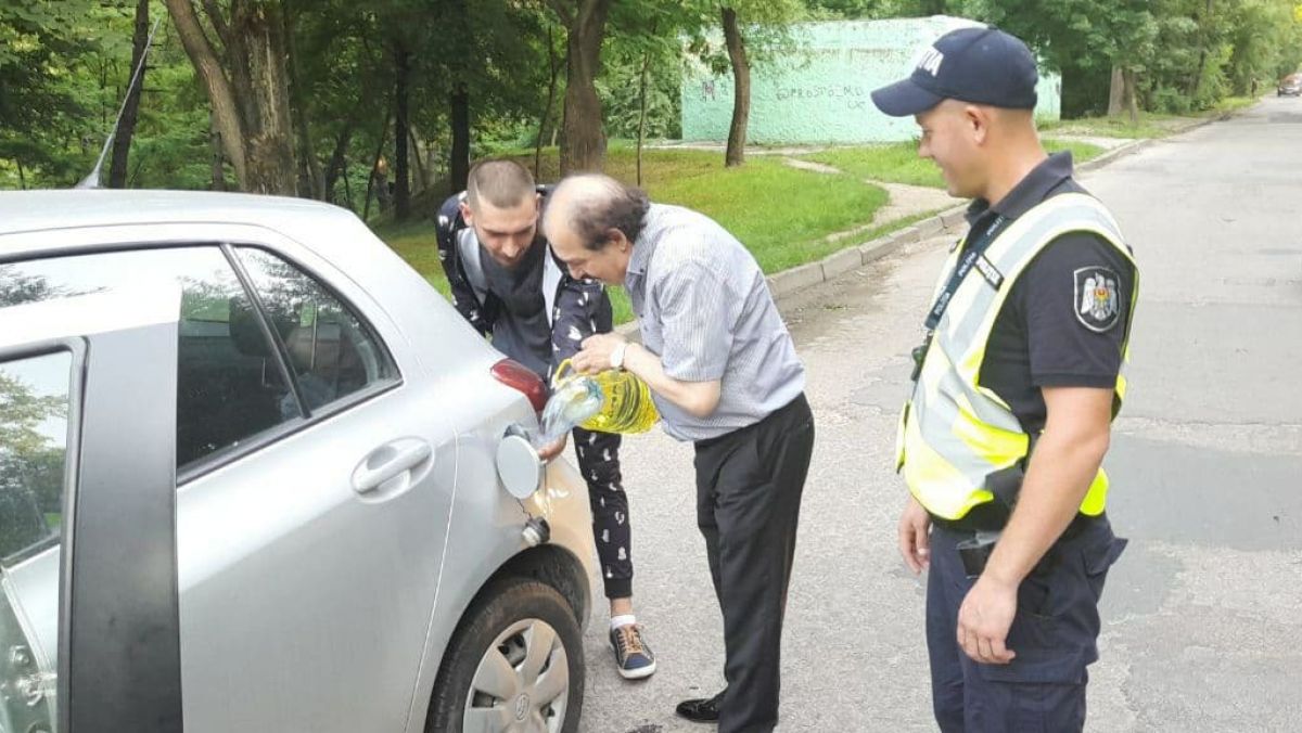 Botgros, fără benzină în rezervor? Maestrul, ajutat de poliție să toarne combustibil în mașină (FOTO)
