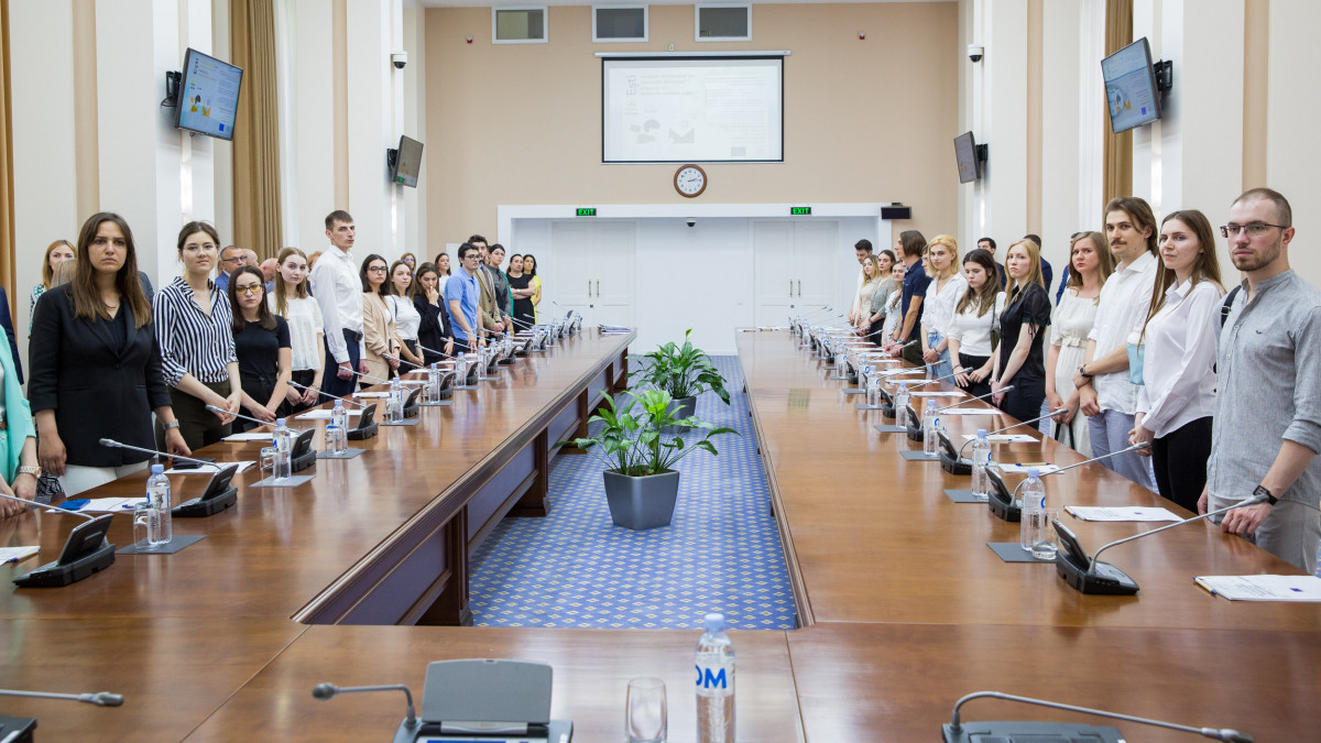Cot la cot cu angajații din ministere, agenții sau Președinție: 47 de studenți încep stagii practice în instituții publice cu sprijinul UE