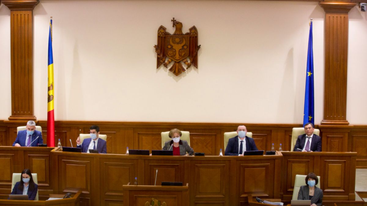 Ca un fulger în miez de noapte: Parlamentul a votat la repezeală mai multe proiecte, printre care și legea bugetului de stat