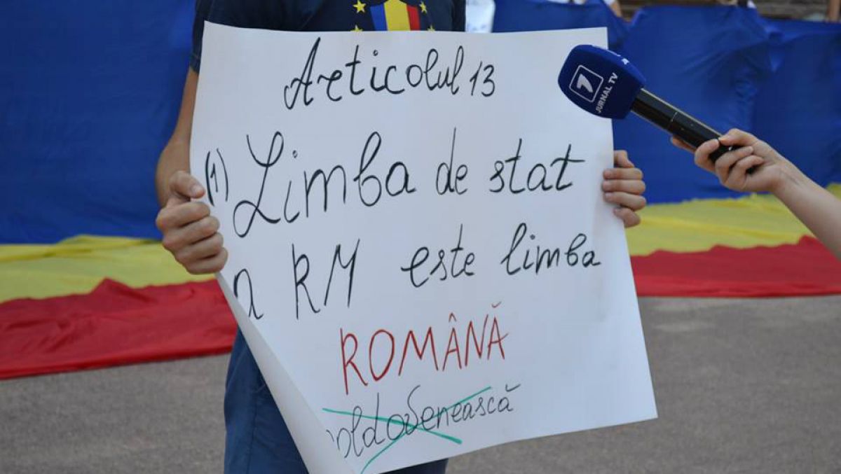 Calculele limbii române: Șansele de modificare în Parlament a articolului 13 din Constituție