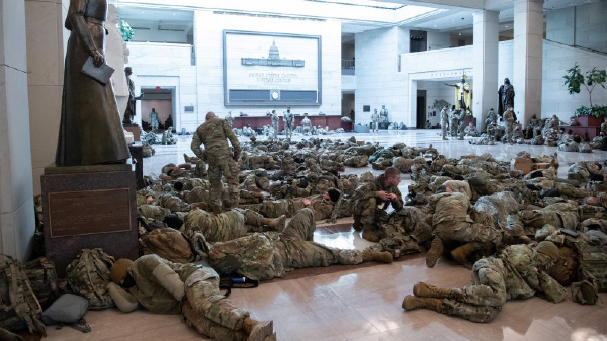 Capitoliul SUA: Zeci de militari înarmați dorm pe holurile clădirii în ziua când se votează demiterea lui Trump (FOTO)
