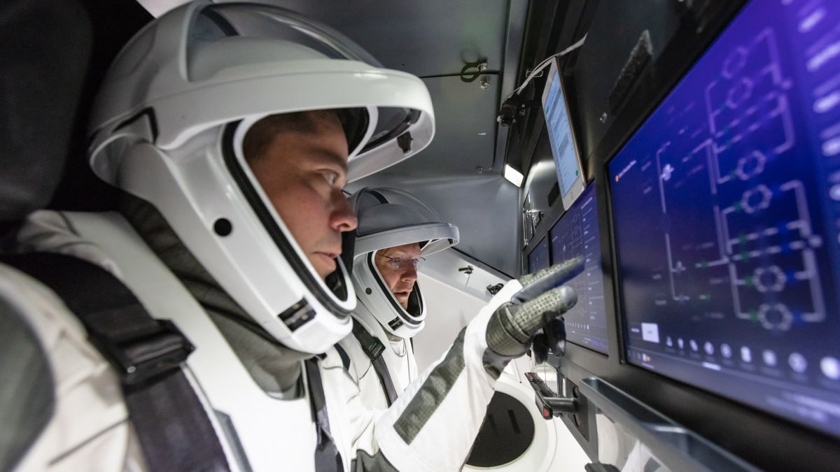 Capsula Crew Dragon a SpaceX a aterizat cu succes, după zborul către Stația Spațială Internațională (VIDEO)