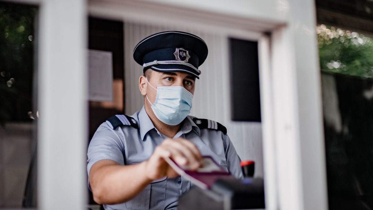Carantina de 14 zile după trecerea frontierei, subiect de corupție. Doi transportatori internaționali au ajuns în vizorul CNA
