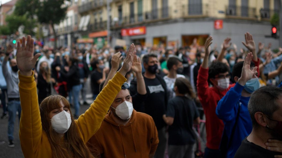 Carantina selectivă provoacă proteste violente la Madrid. Locuitorii cartierelor periferice se simt discriminaţi