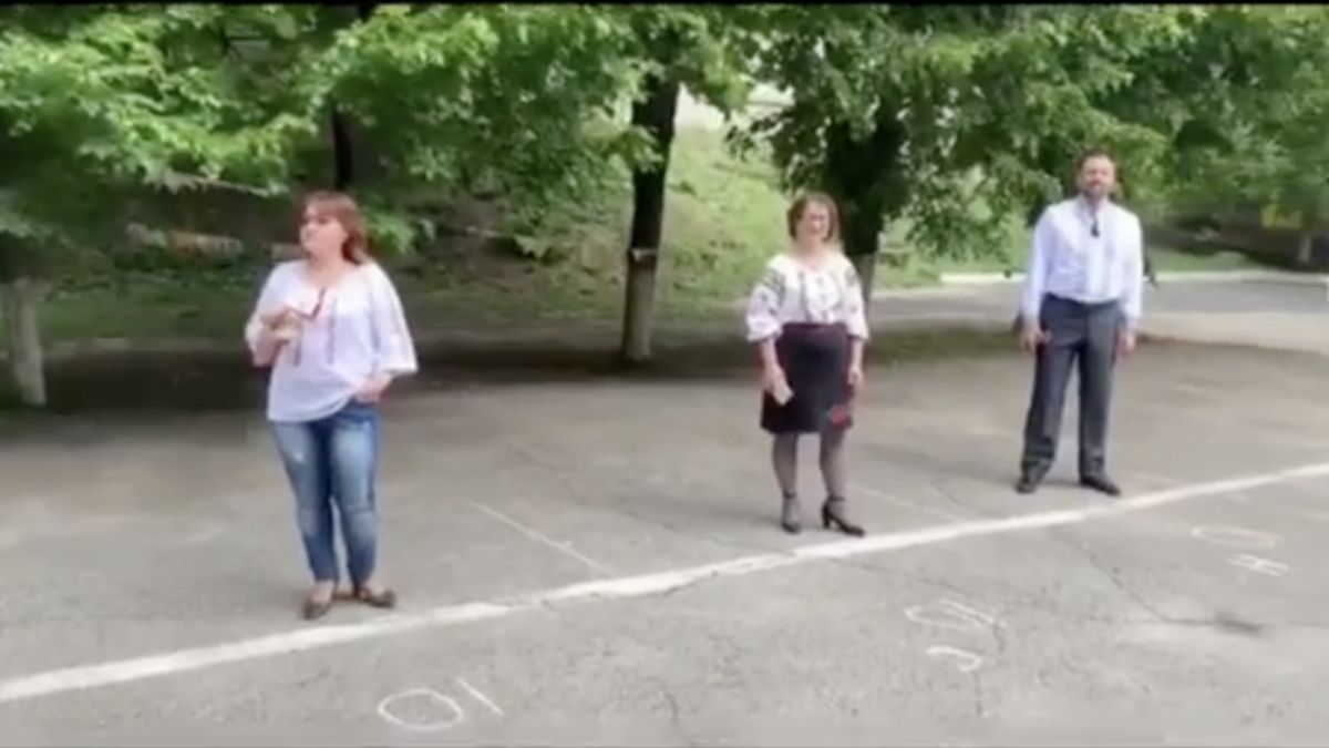 Careu cu distanță socială și felicitări online. Cum au marcat finalul de an profesori și absolvenți ai unui liceu din Chișinău (VIDEO)