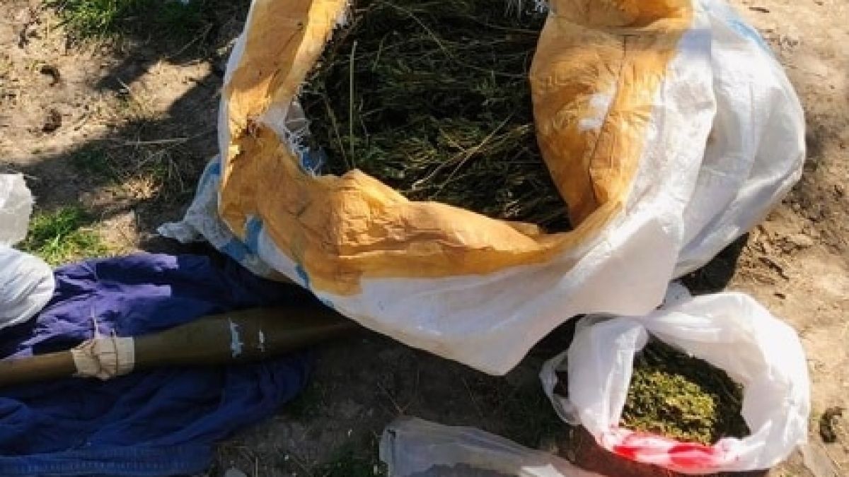 Casa părintească, transformată în depozit de lovituri de grenade și marijuana. Posesorul a fost reținut de poliție