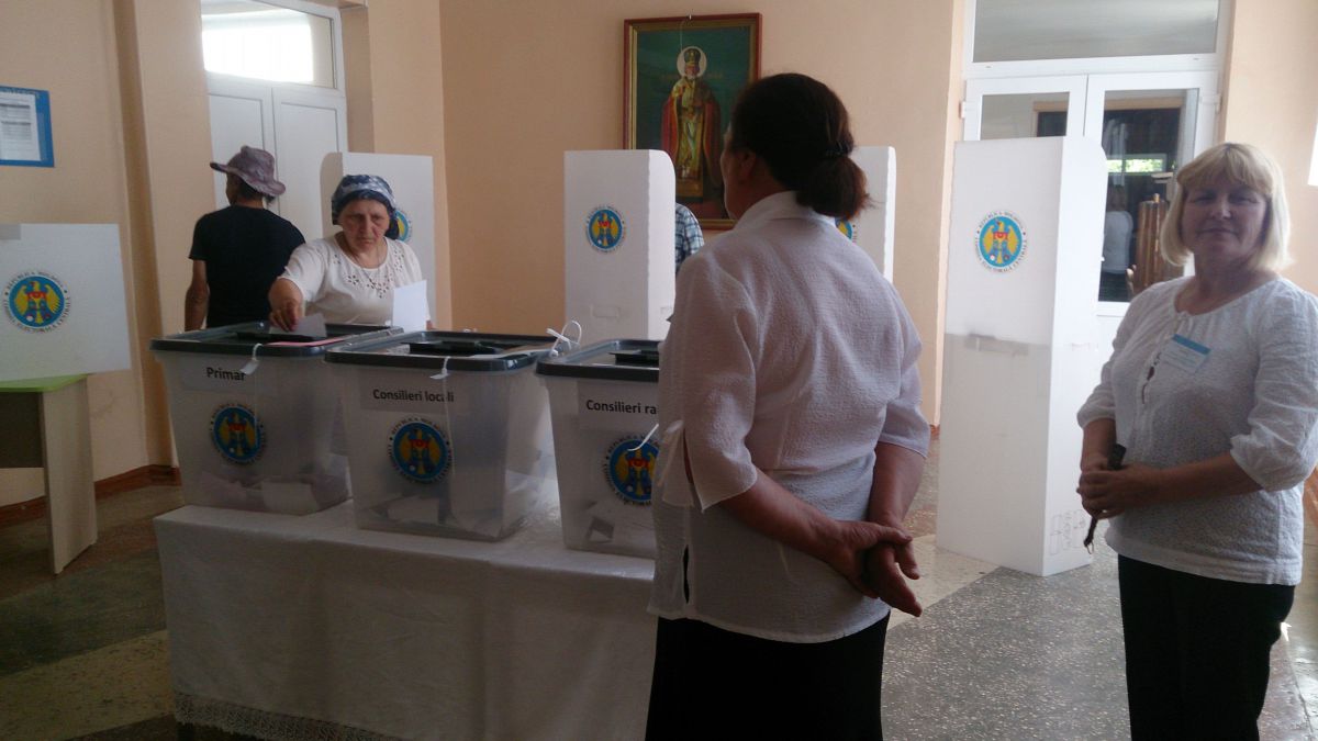Câte femei și câți bărbați se luptă astăzi pentru funcțiile de primar și consilier