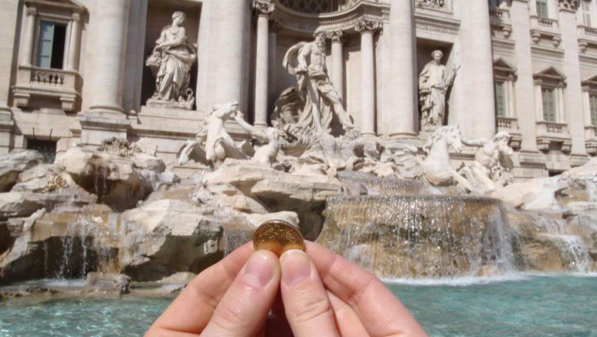Câți bani aruncă turiștii în celebra fântână Trevi din Roma și ce se întâmplă cu ei