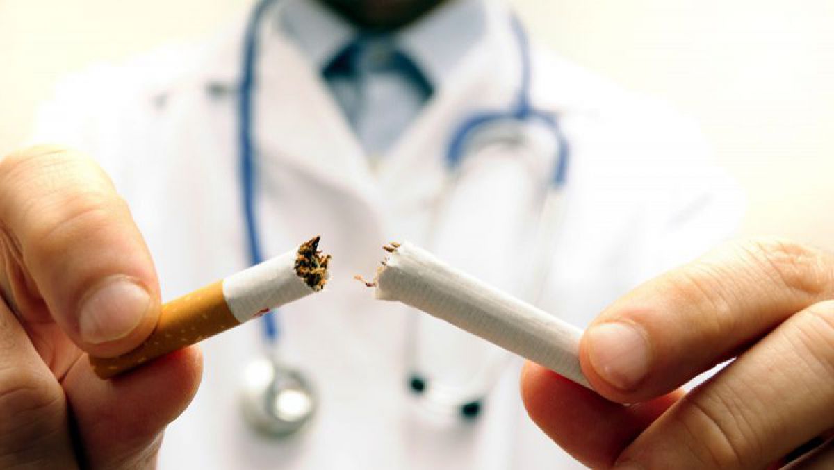Câțiva medici care fumau în preajma spitalului au fost sancționați pentru încălcarea Legii antitutun