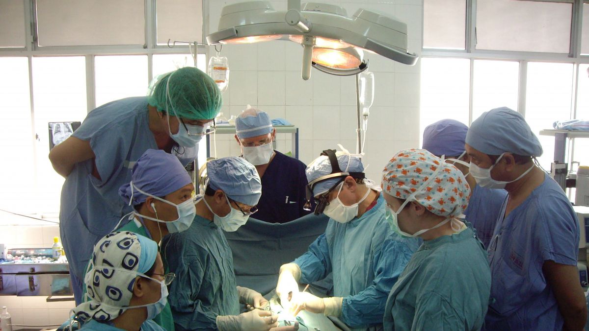 Caz medical rar. O tumoare masivă, de 45 de kilograme, a fost operată de medici, în Vietnam