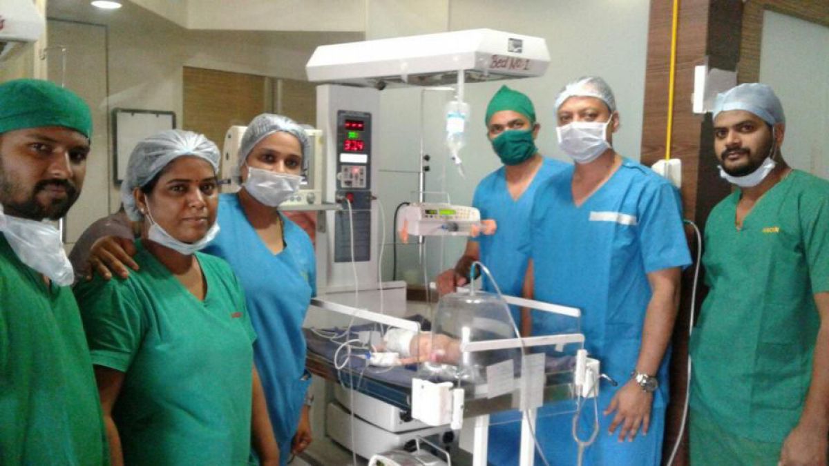 Cazul rarisim al unui copil născut „însărcinat” cu geamănul său i-a șocat pe medicii din India