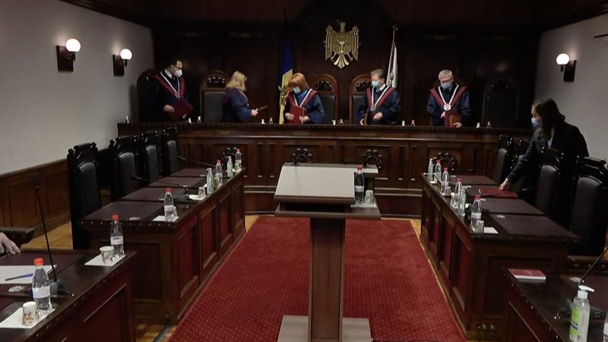 CC consideră neconstituționale prevederile care restricționează dreptul la pensie a militarilor care pleacă în străinătate pentru domiciliere permanentă