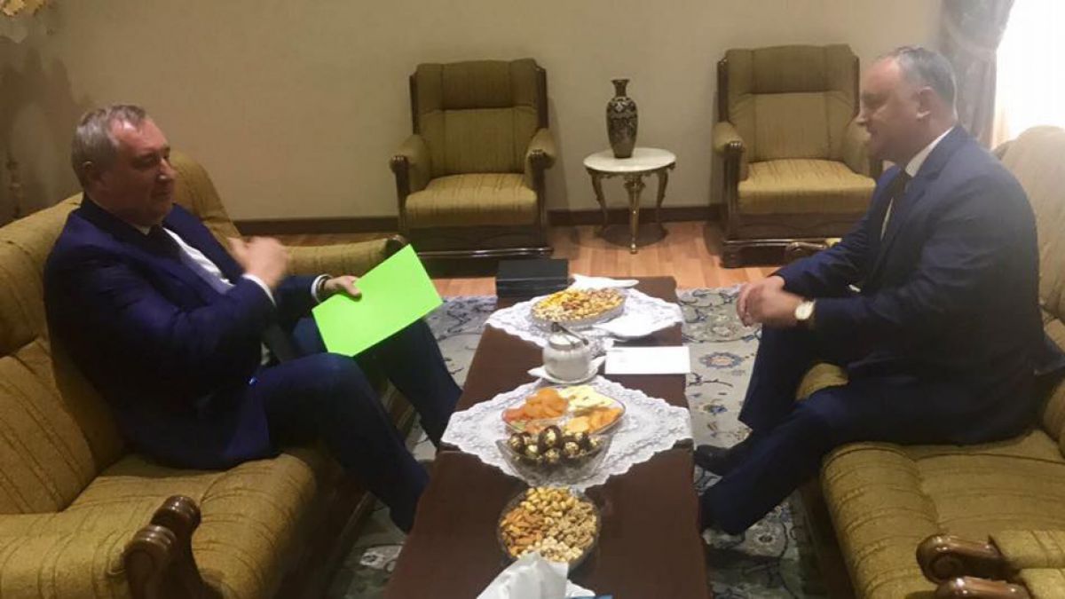 FOTO. Ce a vrut să spună Rogozin când a venit cu „o mapă verde” la întrevederea cu Dodon