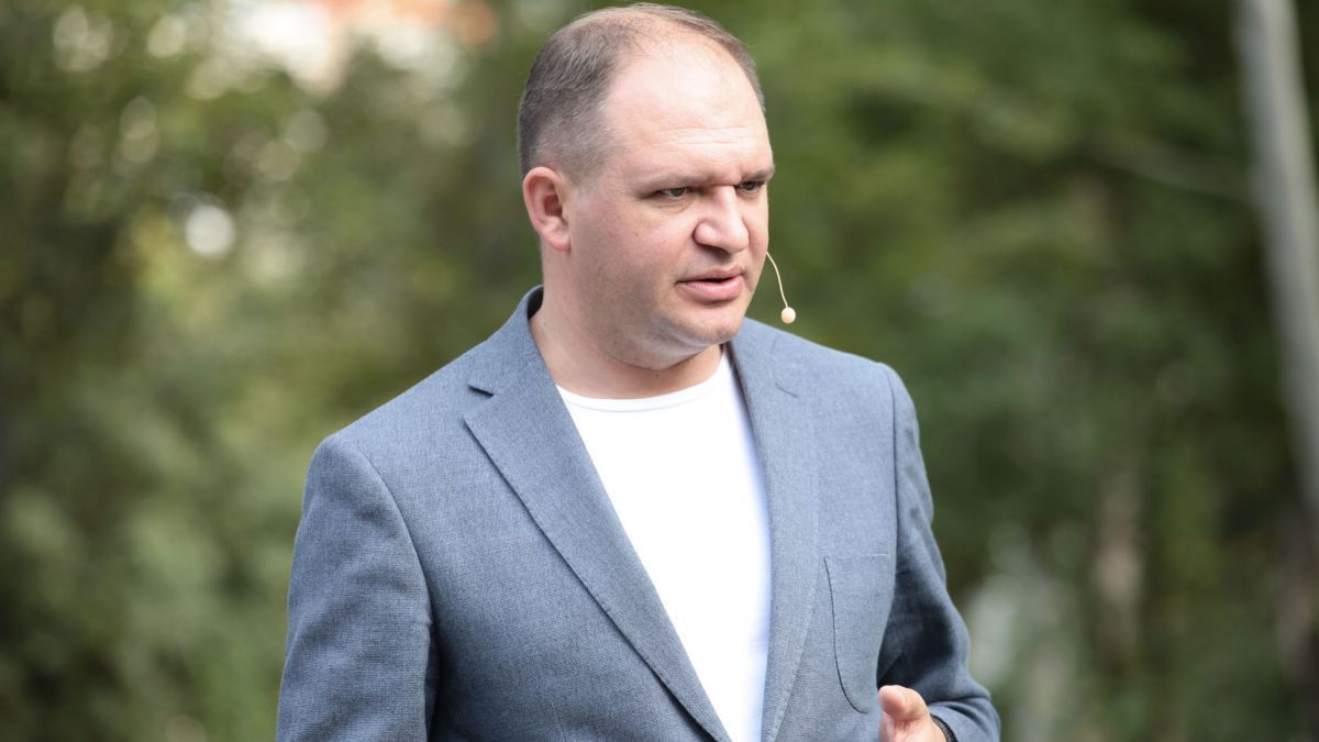 Ceban și-a invitat prietenii de pe Facebook la el acasă: „Nu am garaj și nici beci de lux” (VIDEO)