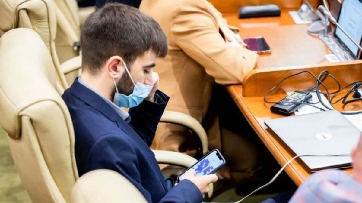 Cel mai tânăr deputat, surprins cum se plictisește la ședința Parlamentului. UPDATE: Explicațiile parlamentarului (FOTO)