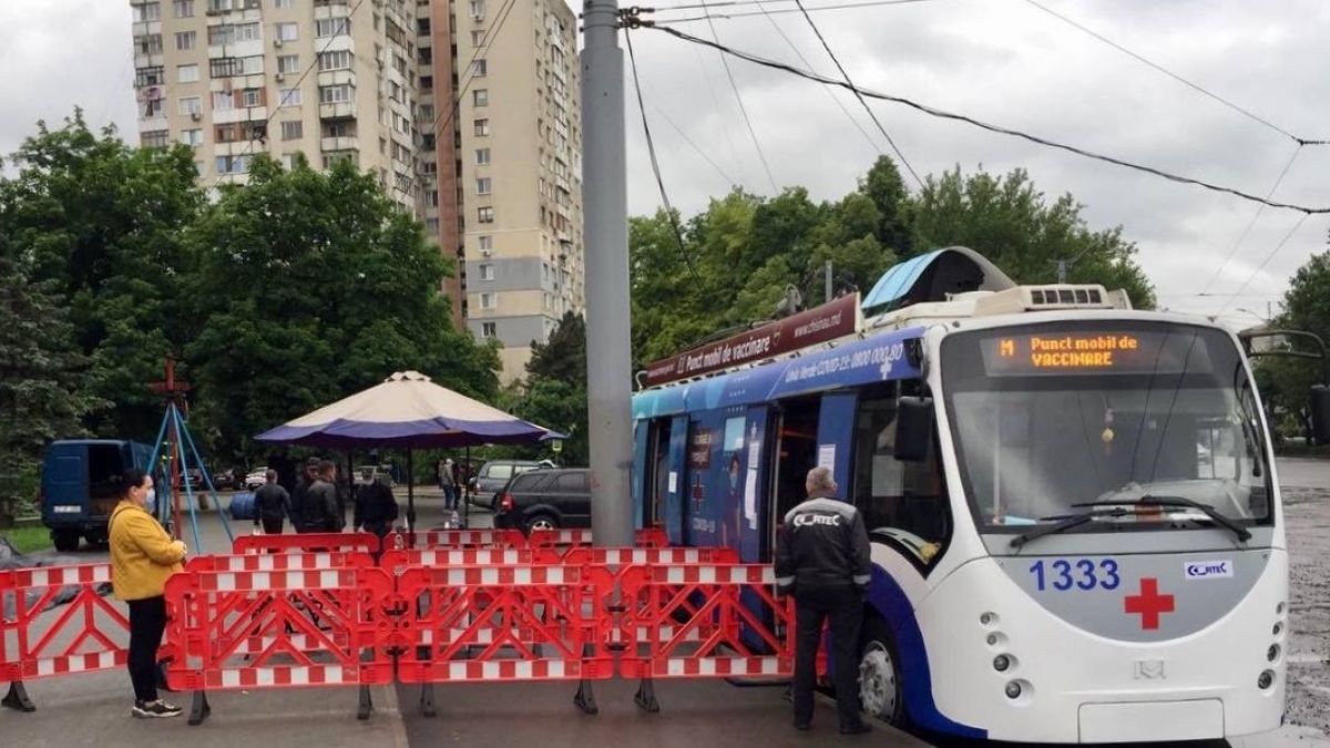Cele două puncte mobile de vaccinare anti-COVID se vor afla luni la Budești și în sectorul Râșcani al capitalei. Iată programul de activitate
