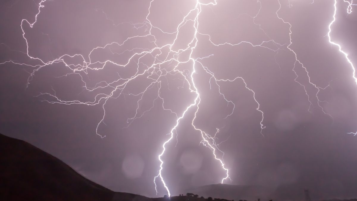 Cerul se dezlănțuie din nou: Meteorologii au emis Cod galben de ploi cu descărcări electrice