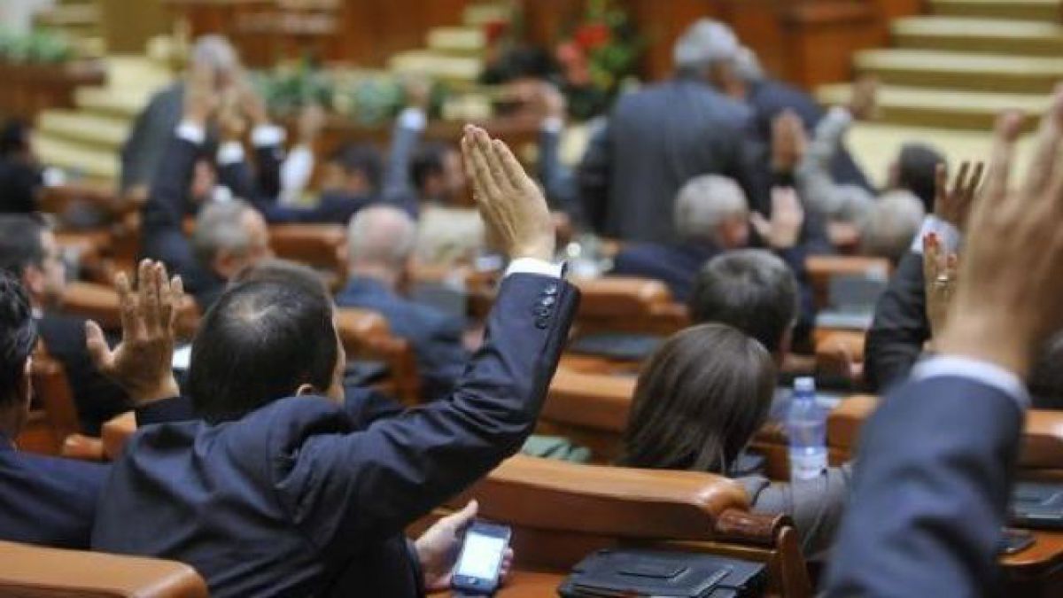 Cetățenii ar trebui „să-și pună creierii în mișcare” după adoptarea votului mixt, afirmă un expert