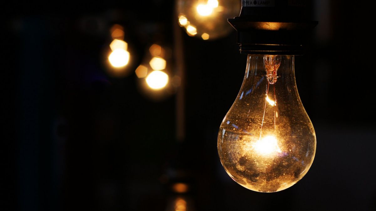 Cetățenii, îndemnați să-și achite facturile la electricitate. Premier Energy: „Actuala tendință conduce la creșterea datoriei în lanț”