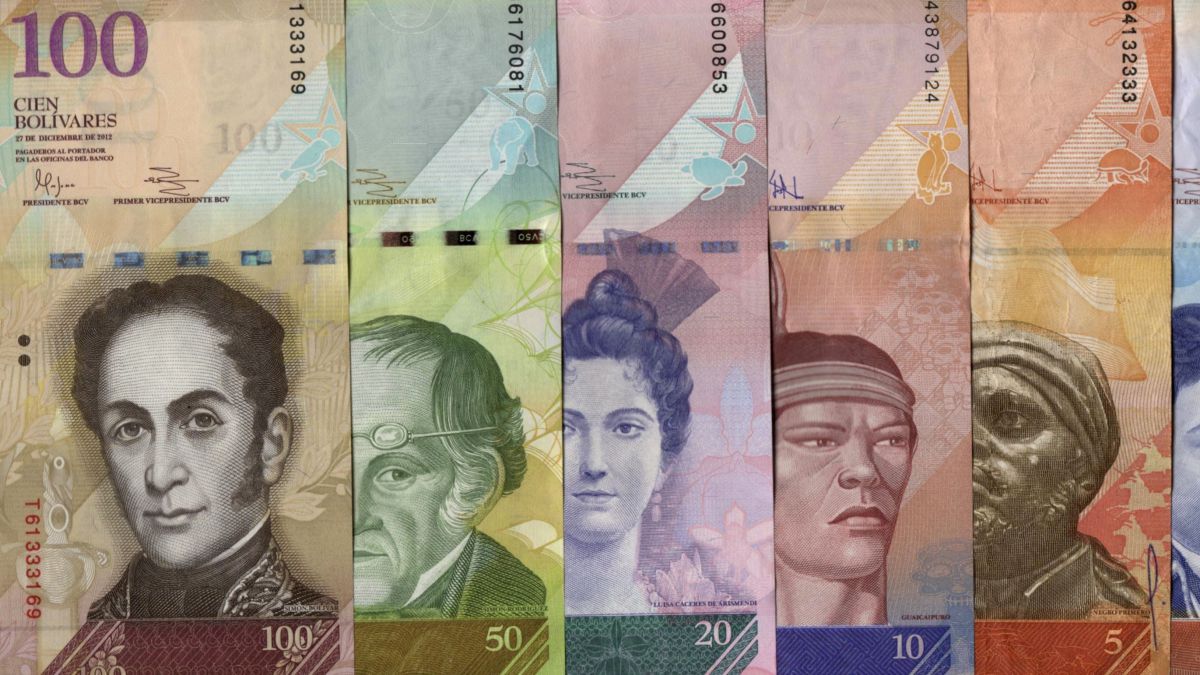 Cetățenii Venezuelei merg la magazin cu saci de bancnote, din cauza inflației exagerat de mari