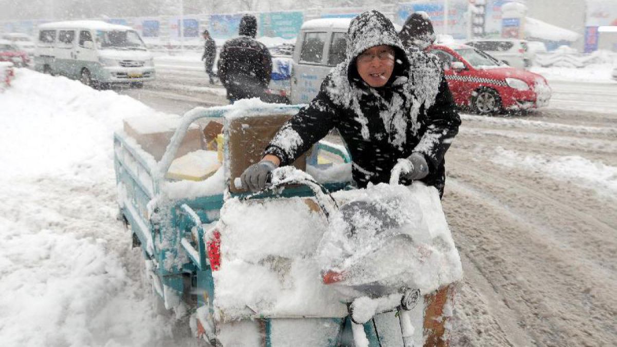 China, „paralizată” de ninsorile puternice. Sute de zboruri au fost anulate