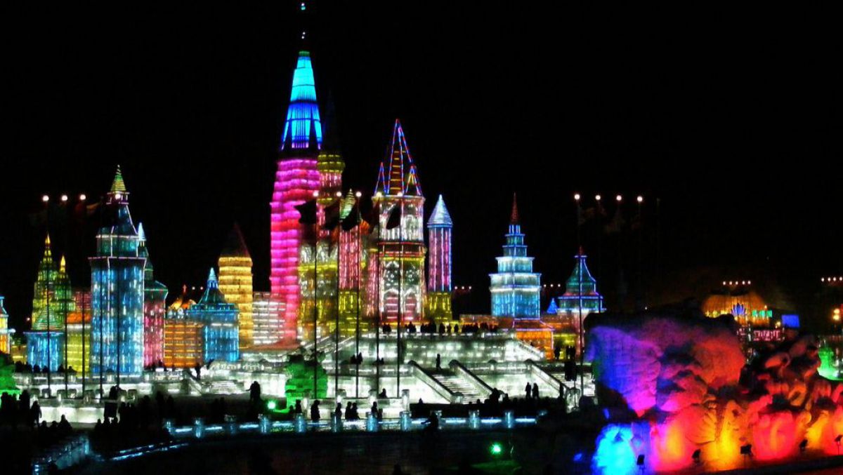 China, transformată într-o poveste. Sute de sculpturi de gheață au fost expuse la Harbin