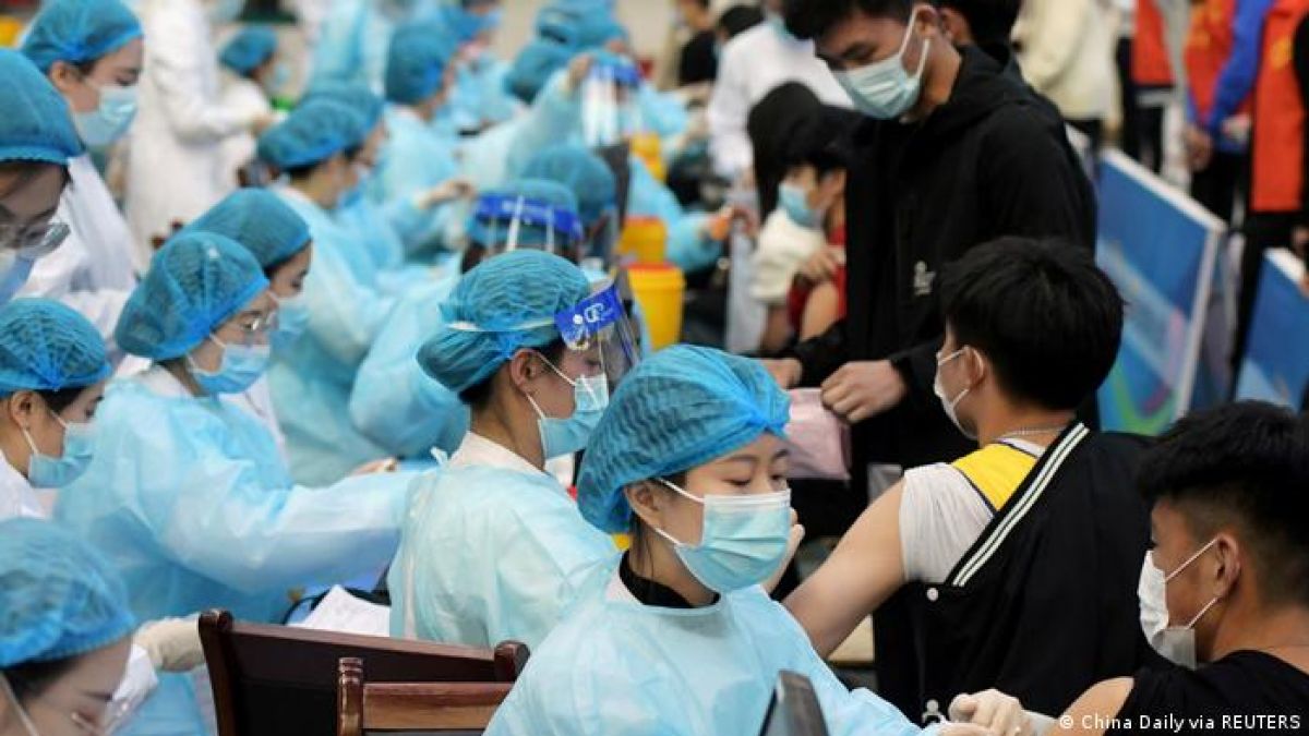 China a administrat peste un miliard de doze de vaccin împotriva COVID-19. Unele cartiere din Beijing afișează în fața blocurilor rata persoanelor imunizate