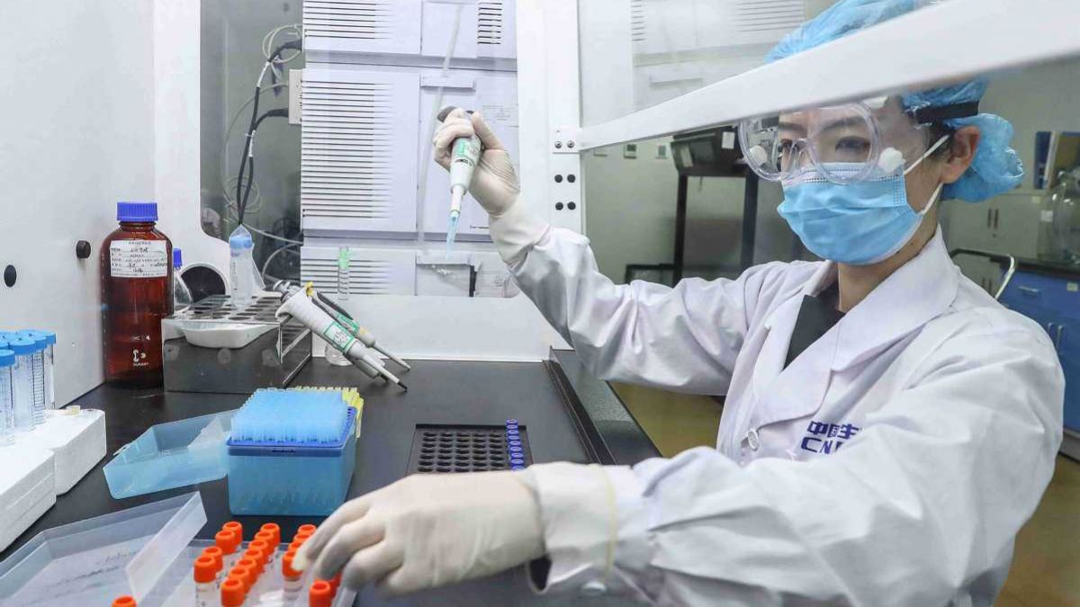 Chinezii au deja două vaccinuri anti-COVID-19. Au fost testate cu succes pe oameni