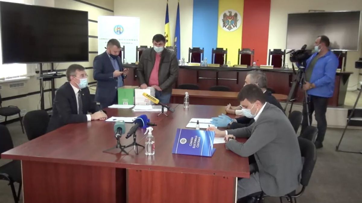 Chirtoacă a depus listele de subscripție la CEC: „Noi până în ultima clipă am așteptat reacția din partea celorlalți colegi”