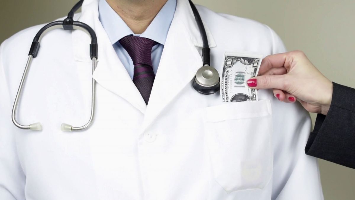 Chirurgii, ginecologii și traumatologii - cei mai corupți dintre doctori. În ce spitale se dă cea mai multă mită