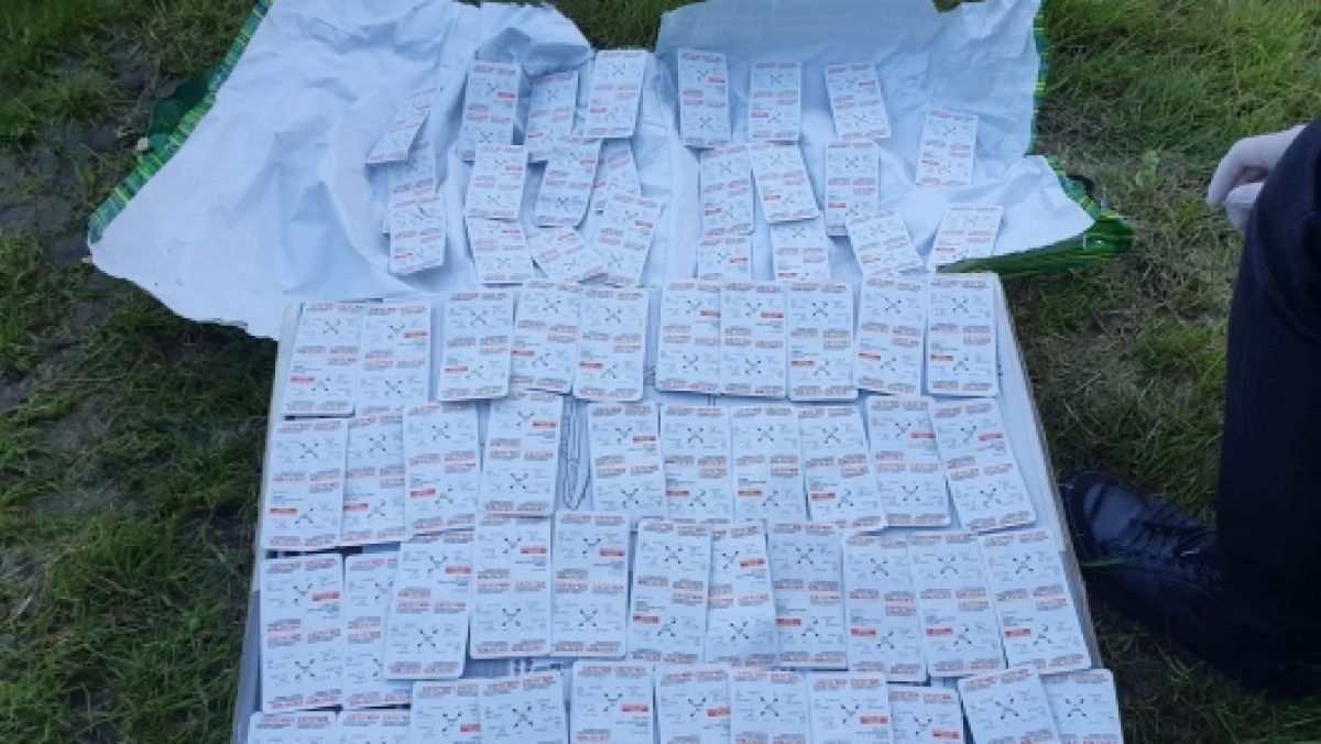 Cinci bărbați au fost reținuți pentru contrabandă de droguri în valoare de aproximativ un milion de lei (VIDEO)