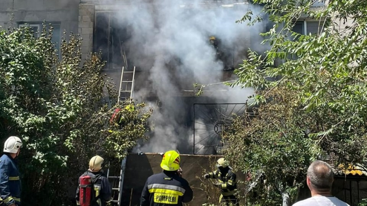 Cinci echipaje de pompieri sting un apartament în flăcări din sectorul Botanica. Mai multe locuințe evacuate (FOTO)