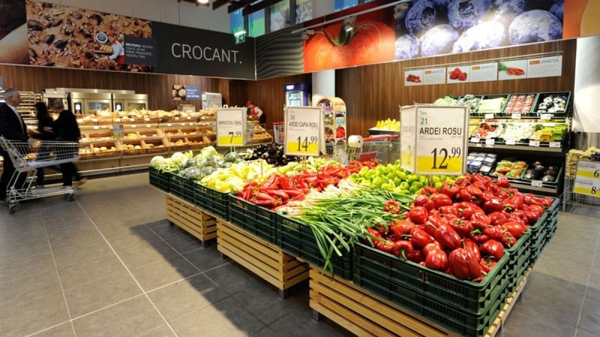 Cinci mere moldovenești pe 75% din lungimea raftului și 35 de import pe restul spațiului: De ce legea e nefuncțională, iar retailerii nu pot fi sancționați (VIDEO)